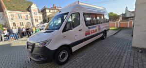 Read more about the article Primele 14 microbuze electrice pentru transportul elevilor au fost predate primăriilor din județul Hunedoara