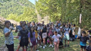 Read more about the article Elevii din trei școli ale Geoparcului Țara Hațegului au descoperit, în vacanță, patrimoniul Cetății Colț