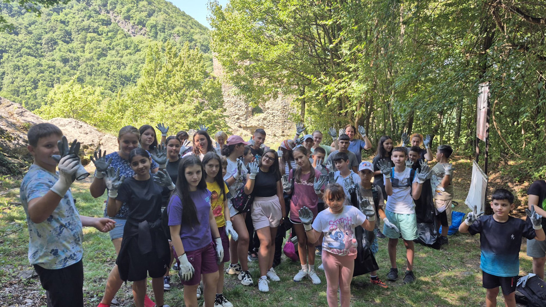 Read more about the article Elevii din trei școli ale Geoparcului Țara Hațegului au descoperit, în vacanță, patrimoniul Cetății Colț