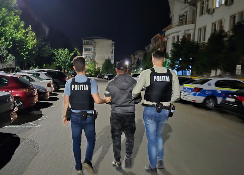 Read more about the article BĂRBAȚI REȚINUȚI DE POLIȚIȘTI PENTRU TÂLHĂRIE