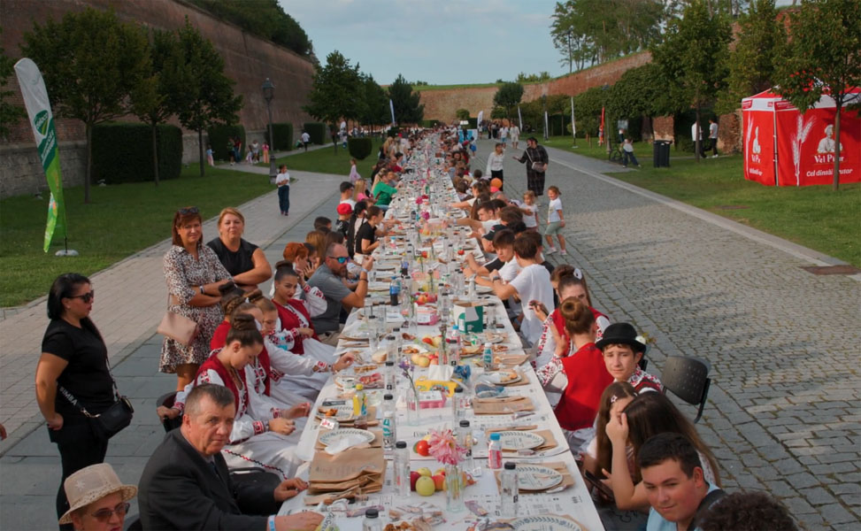 Read more about the article Alba Iulia a intrat, pe 13 septembrie, în Guinness World Records pentru cea mai lungă masă din lume, realizată integral din materiale reciclate