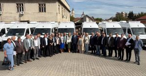 Read more about the article Alte 9 microbuze electrice pentru transportul elevilor au fost predate primăriilor din județul Hunedoara