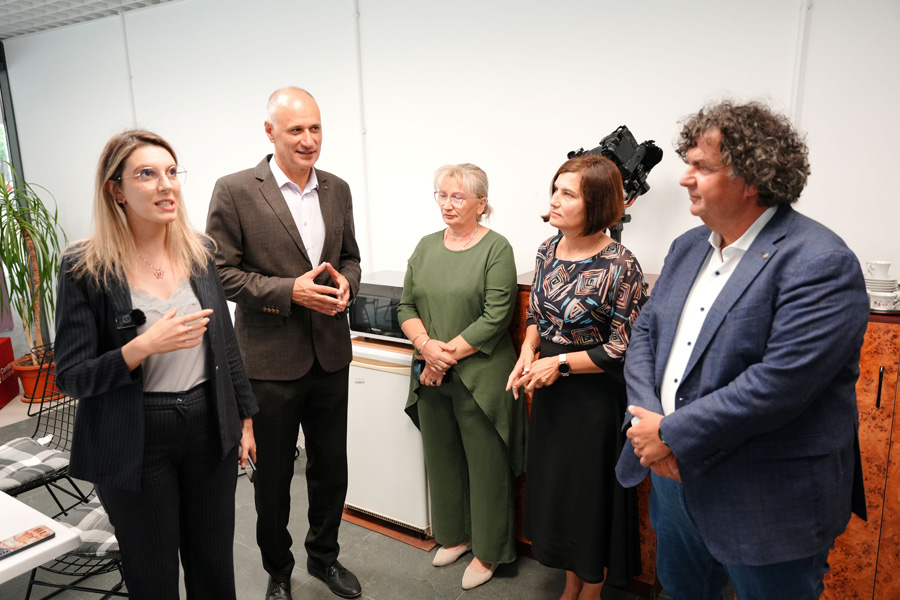 Read more about the article Diana Buzoianu, în vizită la UPT: „Studiile și cercetările din universități sunt importante pentru fundamentarea deciziilor luate de Ministerul Mediului”