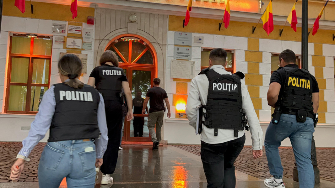 Read more about the article Poliţiştii hunedoreni, alături de elevi şi profesori încă din prima zi de şcoală