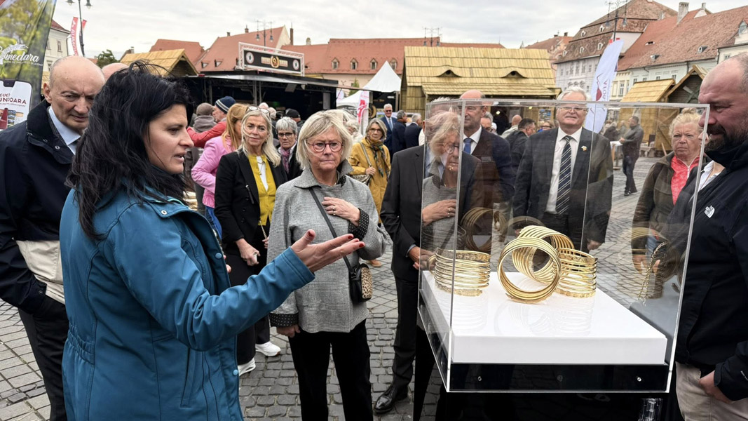 Read more about the article SIBIU: Uniunea Consulilor Onorifici din România a vizitat standul Muzeului Civilizației Dacice și Romane Deva