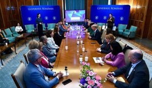 Read more about the article De la Gala la Guvern: Câștigătorii premiilor învățământului dual, primiți la Palatul Victoria