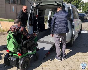 Read more about the article DAS Deva: Persoanele cu dizabilități au testat facilitățile serviciului de transport cu mașina adaptată nevoilor lor
