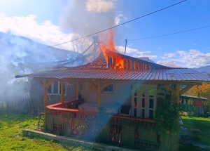 Read more about the article Alertă de incendiu în Petroșani: acoperișul unei case a fost cuprins de flăcări