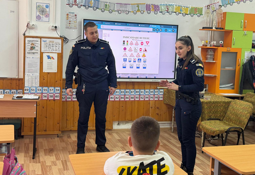 Read more about the article PREVENIREA VICTIMIZĂRII MINORILOR, O PRIORITATE PENTRU POLIȚIȘTI