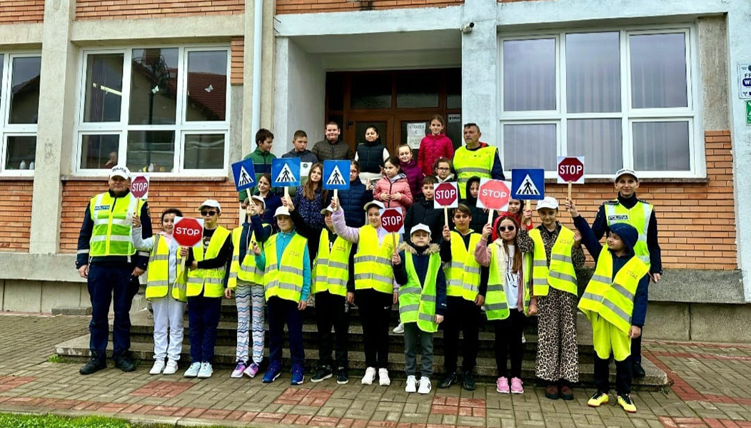 Read more about the article Elevii din Brad, parteneri ai poliţiştilor rutieri în promovarea siguranţei pe drumurile publice