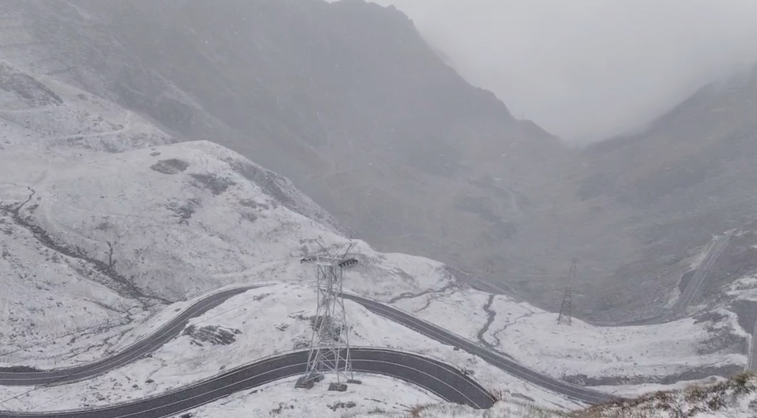Read more about the article Transfăgărășanul și Transalpina s-au închis de astăzi, 20.10.2025!