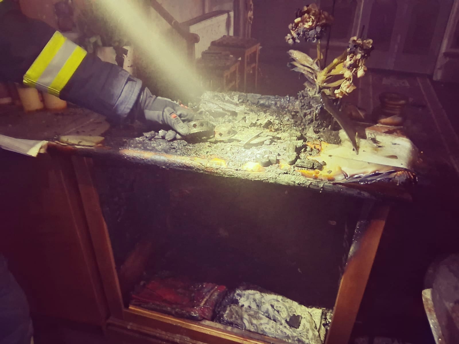 Read more about the article Incendiu evitat la limită la Biserica din Peșteana: lumânare aprinsă lăsată nesupravegheată