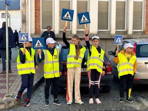 Read more about the article Acțiuni pentru siguranța elevilor în municipiul Brad: controale, prevenție și educație rutieră alături de patrula școlară