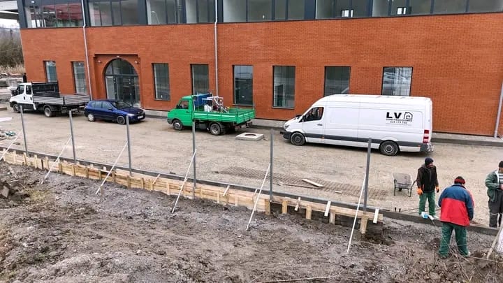 Read more about the article Lucrările la noua autobază a Hunedoarei, aproape de final: investiție majoră pentru modernizarea transportului în comun