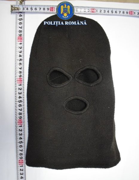 Read more about the article Două persoane depistate noaptea, cu cagule și unelte pentru efracție, reținute de polițiștii hunedoreni