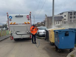 Read more about the article Împreună pentru un oraș mai curat – campanie de igienizare a platformelor și containerelor de colectare a deșeurilor din municipiul Deva