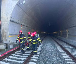 Read more about the article Stagiu de perfecţionare – stingerea incendiilor la mijloace de transport feroviar şi în tuneluri