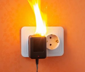 Read more about the article Pompierii hunedoreni au intervenit, de la începutul anului, la 85 de incendii de natură electrică