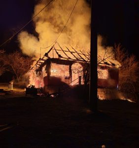 Read more about the article Intervenție contracronometru în Ormindea: pompierii au stins un incendiu puternic și au salvat o femeie însărcinată, în condiții extreme