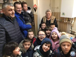Read more about the article DAS Deva: Bunicii singuri de sărbători au fost colindați de copiii de la Grădinița PP7 Deva