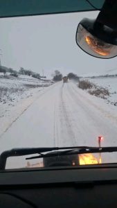 Read more about the article Pe drumurile județene se circulă în condiții de iarnă. Intervenții în desfășurare pe rețeaua rutieră a județului Hunedoara   
