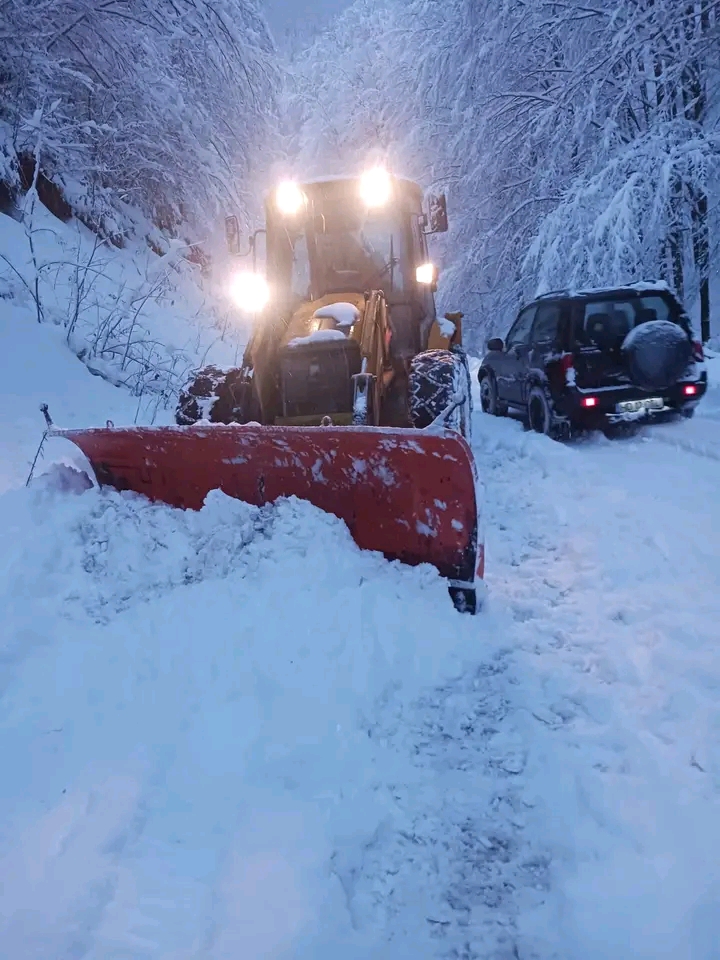 Read more about the article Intervenții continue pe drumurile județene în contextul codurilor meteo de iarnă