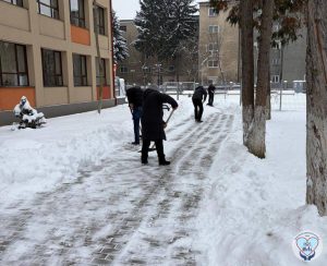Read more about the article Angajați ai DAS Deva, implicați în acțiuni de deszăpezire, în zona școlilor