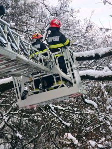 Read more about the article Intervenții ample ale autorităților hunedorene în urma fenomenelor meteorologice severe   