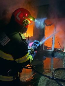 Read more about the article Incendiu într-o gospodărie din Bretea Streiului. Intervenție rapidă a pompierilor pentru limitarea pagubelor