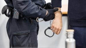 Read more about the article Doi bărbați reținuți după un furt dintr-un amanet din Lupeni