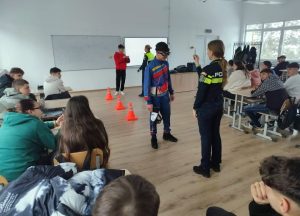 Read more about the article Polițiștii, alături de elevi pentru siguranța școlară – acțiuni preventive desfășurate în Deva și Hunedoara