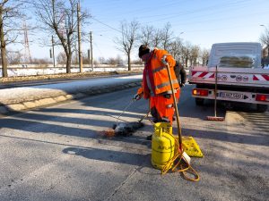 Read more about the article Primăria Deva: Au început lucrările de reparaţii provizorii la străzile afectate de condiţiile de iarnă