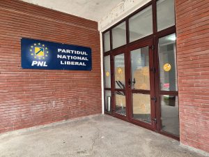 Read more about the article Geamuri sparte la sediul PNL Hunedoara: ipoteze și reacții   