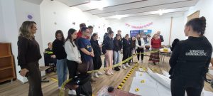 Read more about the article Lecție de criminalistică pentru elevii din Orăștie: polițiștii hunedoreni au pus în scenă o „cercetare la fața locului„