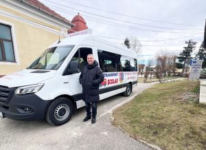 Read more about the article Primarul care conduce microbuzul școlar: Ioan Vlad, alături de elevii din Sălașul de Sus