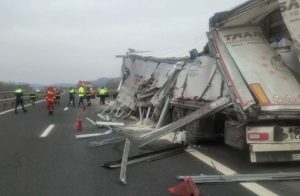 Read more about the article Accident rutier pe autostrada A1 Sebeș-Deva, aproape de Șoimuș