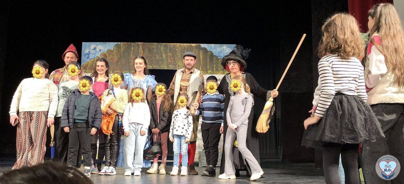 Read more about the article DAS Deva: Prima oară la teatru! O experiență inedită pentru copiii din comunități defavorizate