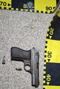 Read more about the article Armă letală deţinută ilegal, descoperită în urma unei percheziţii domiciliare efectuate de poliţişti la Hunedoara