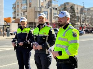 Read more about the article Mărțișoare și recomandări preventive oferite de polițiștii rutieri hunedoreni, la început de primăvară   