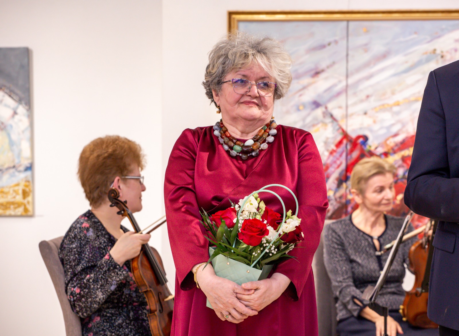 Read more about the article Reflecții asupra trecerii omului prin timp, în pictura Adrianei Emilia Popa Cănija