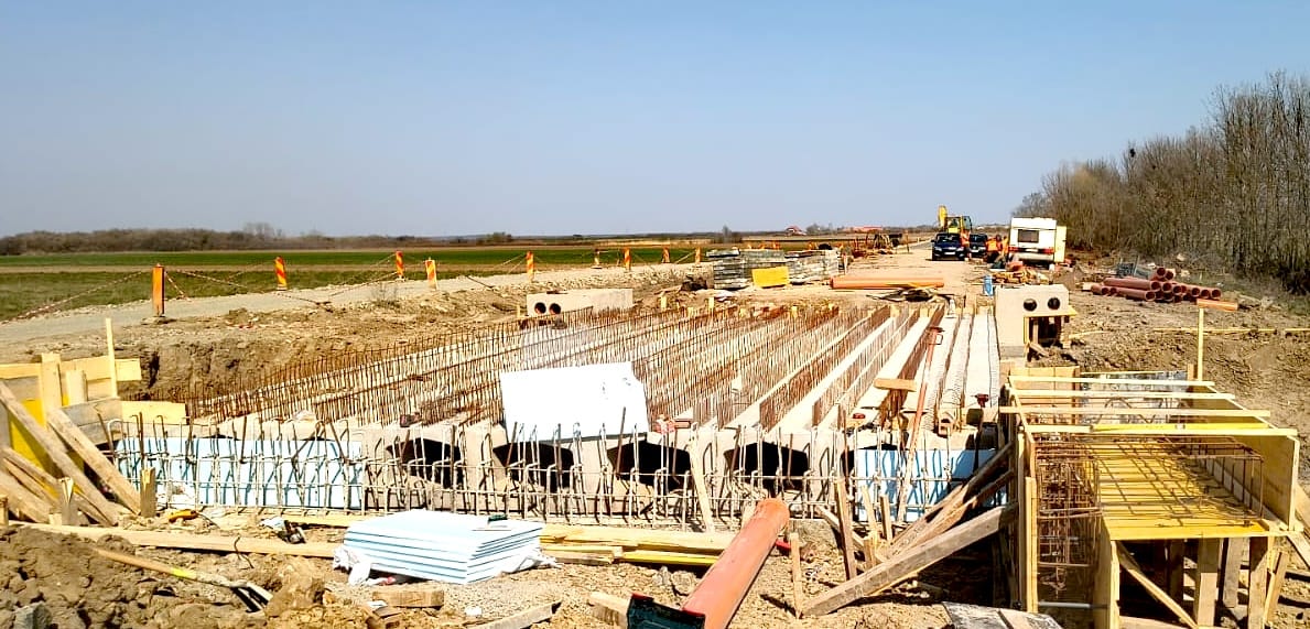 Read more about the article Iustin Cionca: „Cine știe dacă va mai exista vreodată contextul prin care Consiliul Județean a putut aduce fonduri europene de zeci de milioane de euro pentru refacerea drumurilor din nordul județului”