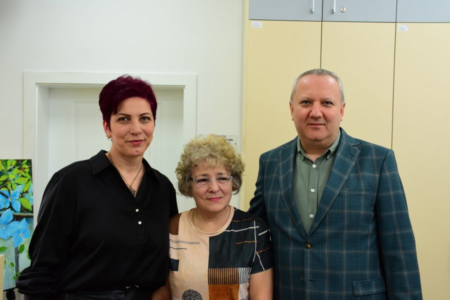 Read more about the article „Dincolo de petale” – expoziție de pictură realizată de Luminița Cummings