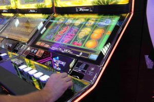 Read more about the article Păcănelele – în dezbatere publică la Petroşani