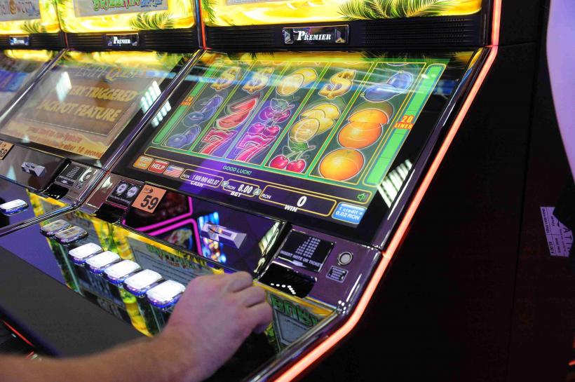 Read more about the article Păcănelele – în dezbatere publică la Petroşani