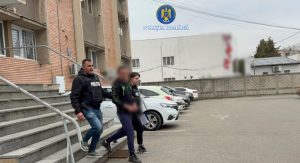 Read more about the article Tânăr de 20 de ani din Uricani, reţinut de poliţişti după ce ar fi lovit cu un topor un alt tânăr