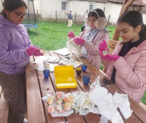 Read more about the article Lecția de iubire pentru Creație: O zi de lumină și ecologie pentru elevii Liceului de Arte„SIGISMUND TODUȚĂ”  din Deva la Rișculița