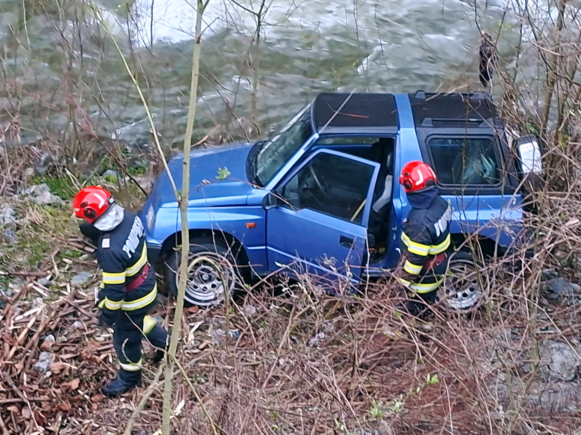 Read more about the article Mașină ajunsă pe albia Jiului, la Petroșani: un bărbat de 62 de ani, transportat la spital