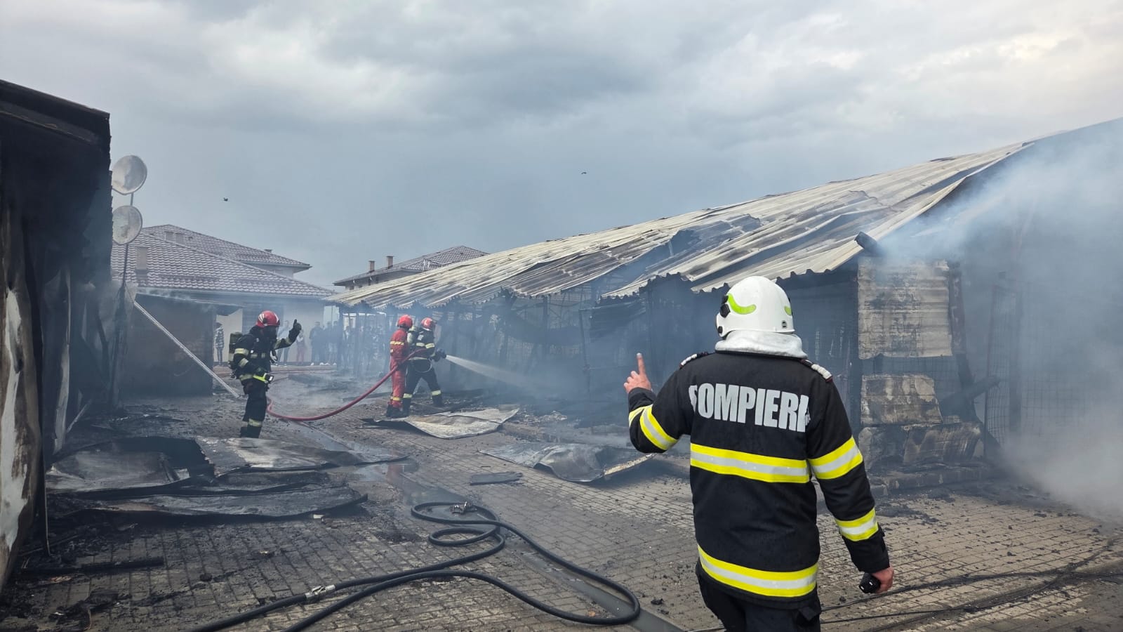 Read more about the article Incendiu puternic la Orăștie: mai multe locuințe afectate