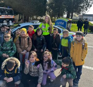 Read more about the article POLIȚIȘTII HUNEDORENI, ALĂTURI DE ELEVI ÎN „SĂPTĂMÂNA VERDE”