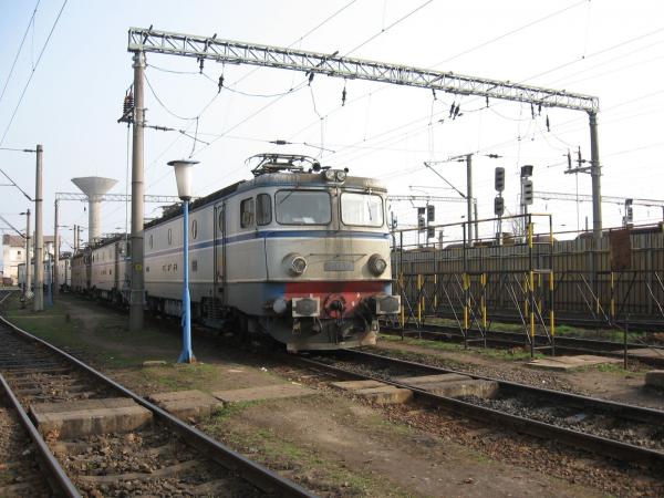 You are currently viewing Bărbat reţinut de poliţişti după ce a fost prins în flagrant cu bunuri sustrase din locomotive, în depoul Simeria